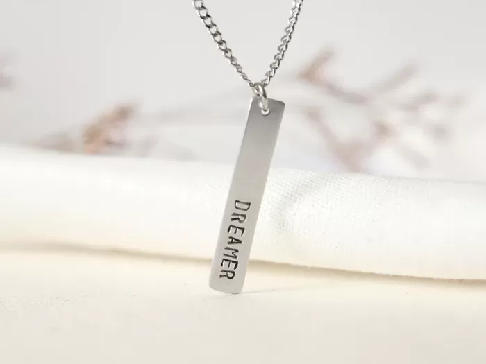 Minimalistična ogrlica z napisom na ploščici