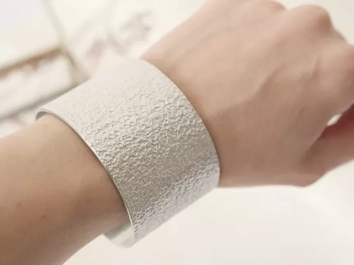 Široka drobno potolčena zapestnica širine 4 cm