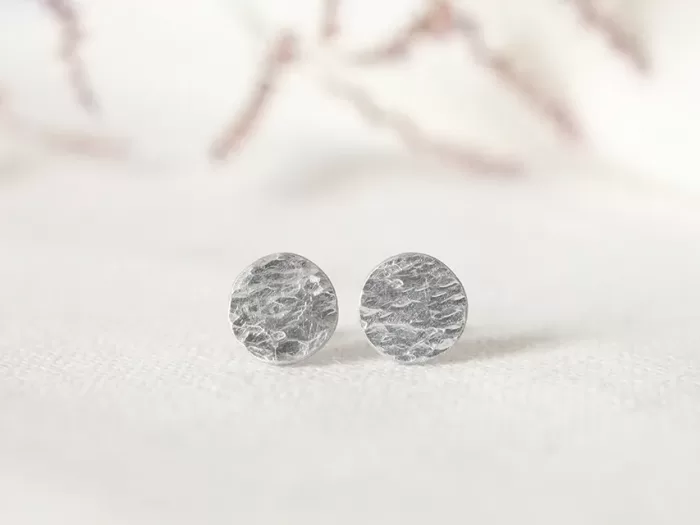 Okrogli drobno potolčeni uhani II, premera 1 cm