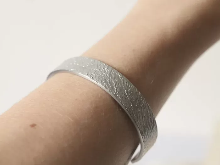 Tanka drobno potolčena zapestnica II širine 1 cm