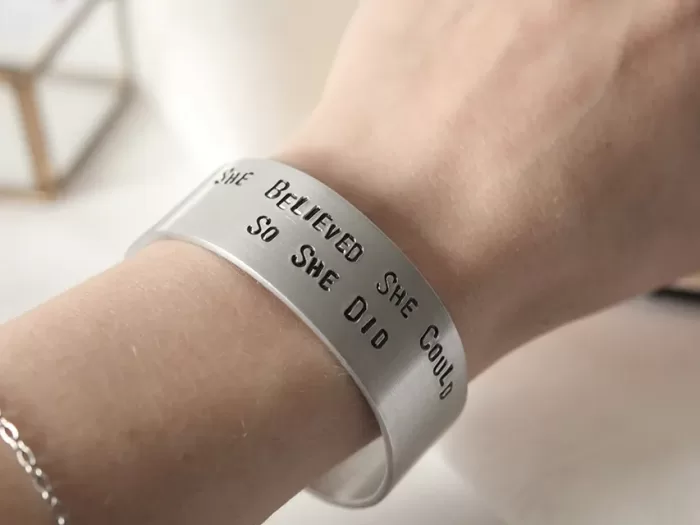 Zapestnica z napisom širine 2 cm