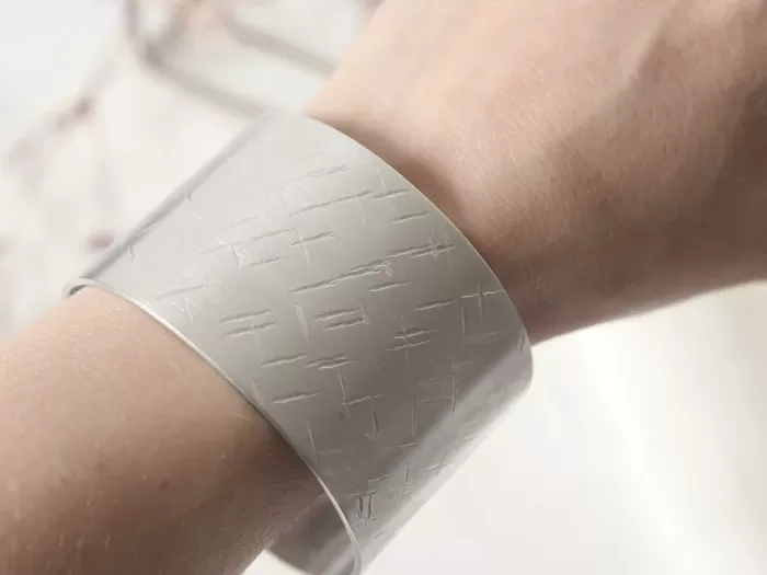 Široka zapestnica z vzorcem črtic širine 4 cm