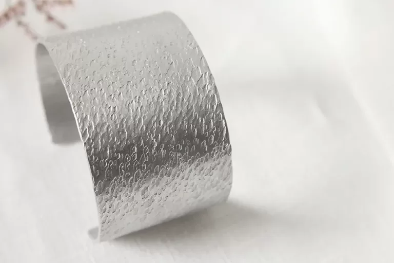 Široka drobno potolčena zapestnica II širine 4 cm
