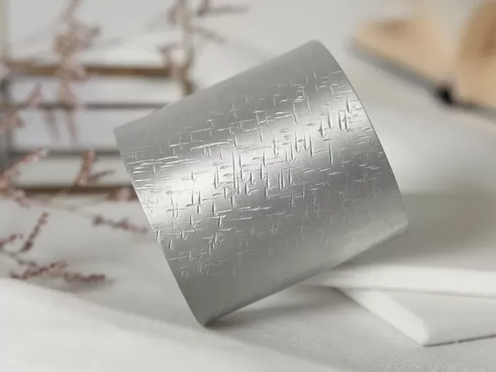 Široka zapestnica z vzorcem črtic širine 6 cm