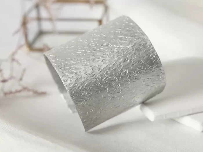 Široka drobno potolčena zapestnica II širine 6 cm