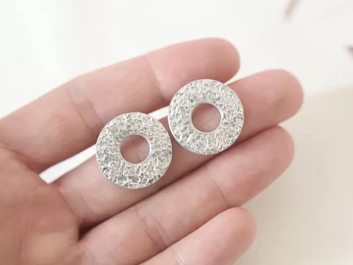 Drobno potolčeni uhani Krog