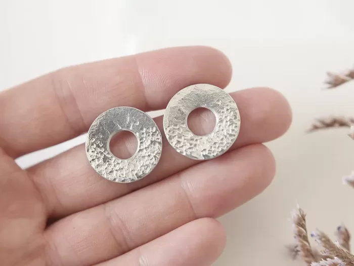 Pol potolčeni uhani Krog