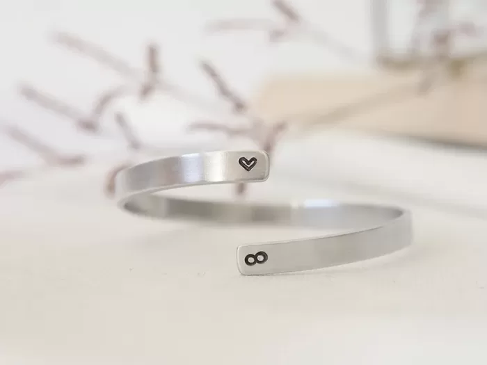 Spiralna zapestnica s srčkom in znakom neskončno