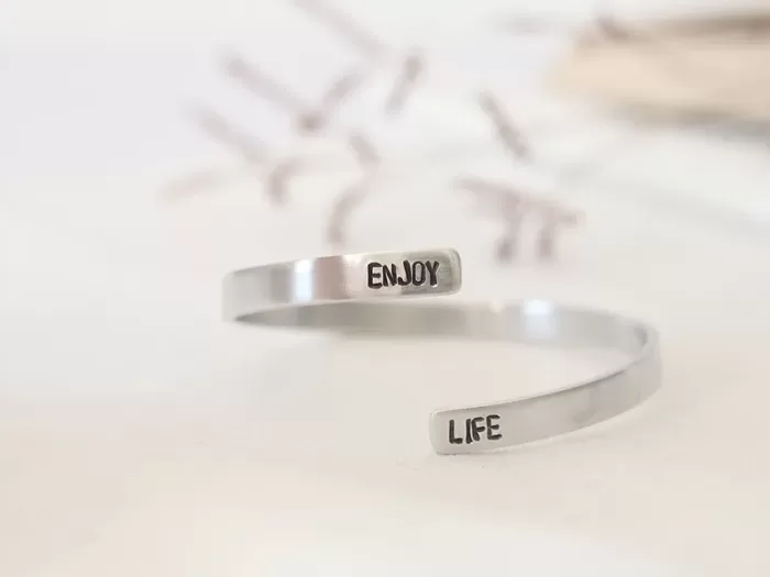 Spiralna zapestnica z napisom ENJOY LIFE