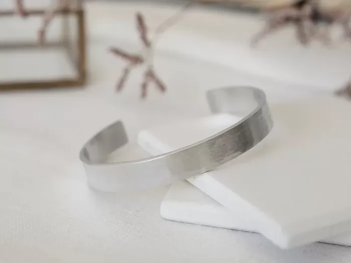 Potolčena zapestnica širine 1 cm