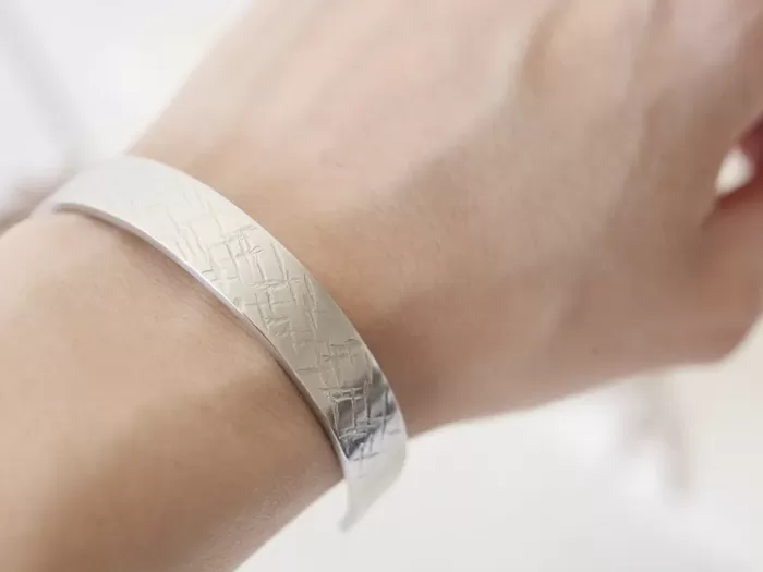 Zapestnica z vzorcem črtic širine 1 cm
