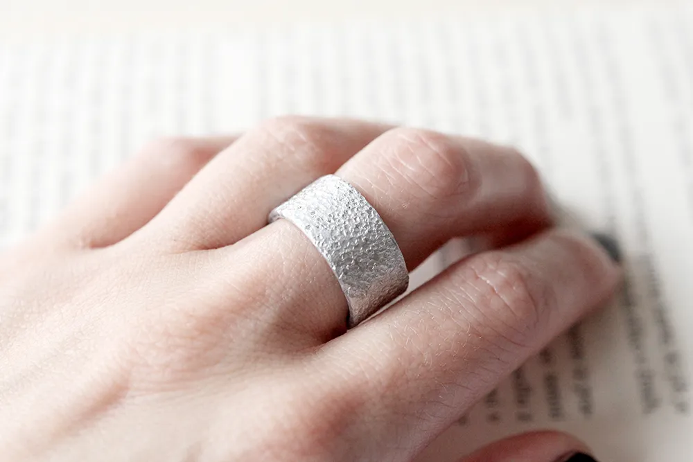 Eleganten drobno potolčen prstan