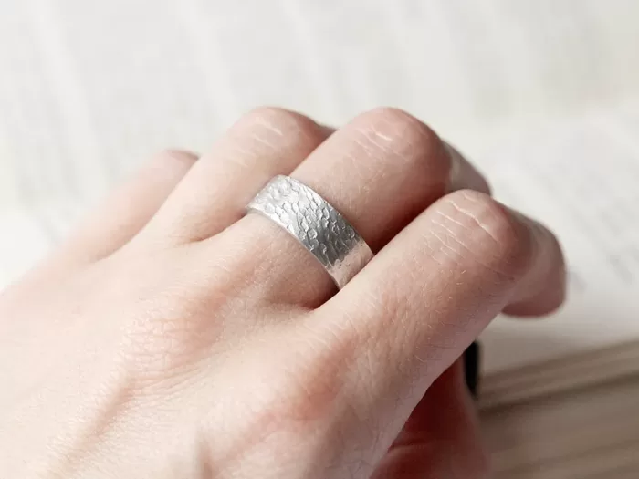 Minimalističen drobno potolčen prstan II.