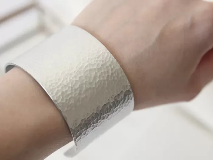 Široka zapestnica širine 4 cm s točkastim vzorcem