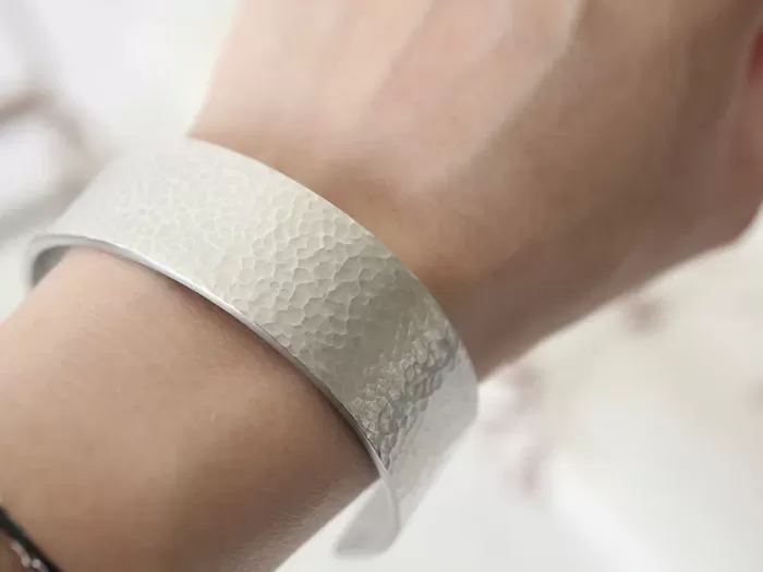 Zapestnica širine 2 cm s točkastim vzorcem