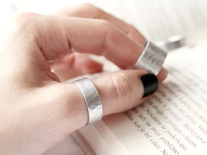 Prstan s točkastim vzorcem