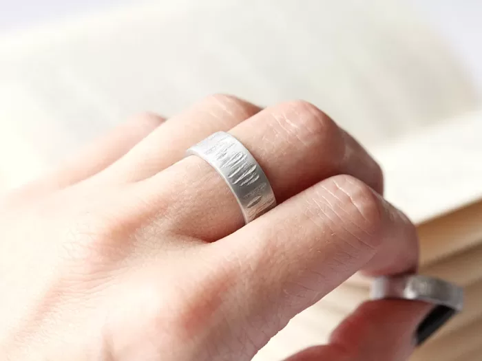 Prstan z vtolčenimi črticami