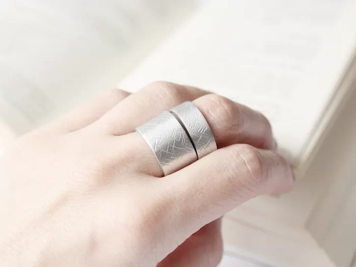 Minimalističen prstan z vzorcem črtic