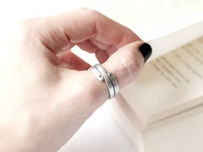 Tanek spiralen prstan s pikicami