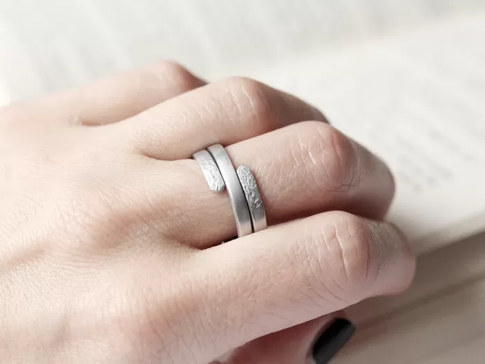 Tanek spiralen prstan s potolčenimi zaključki