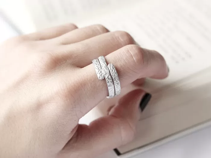 Drobno potolčen tanek spiralen prstan