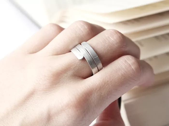 Potolčen tanek spiralen prstan