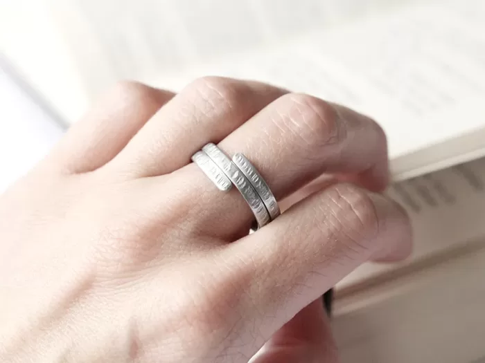 Tanek spiralen prstan s črticami