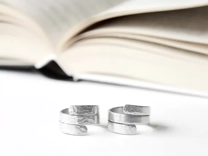 Spiralen prstan s točkastim vzorcem v dveh stilih