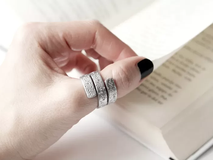 Drobno potolčen prilagodljiv spiralen prstan