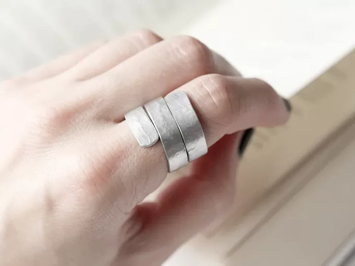 Potolčen širok spiralen prstan