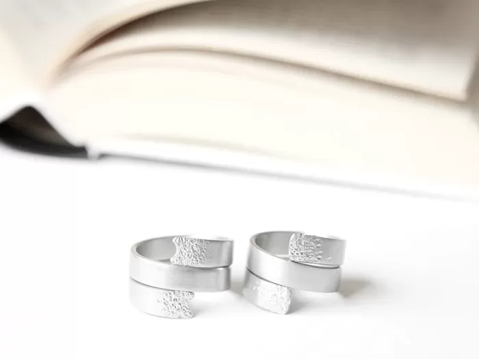 Spiralen prstan s potolčenimi zaključki