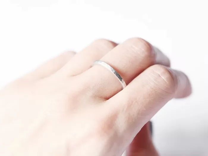 Tanek prstan s točkastim vzorcem