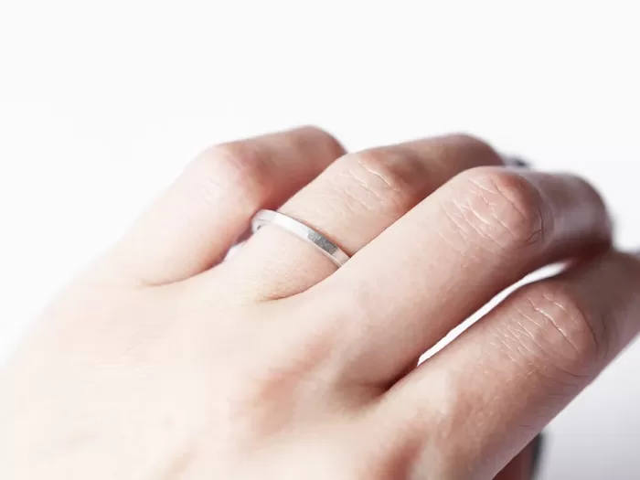 Potolčen tanek prstan