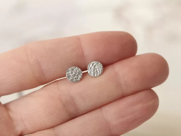 Mini okrogli drobno potolčeni uhani premera 0.5 cm