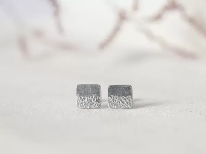 Drobni kvadratni pol potolčeni uhani