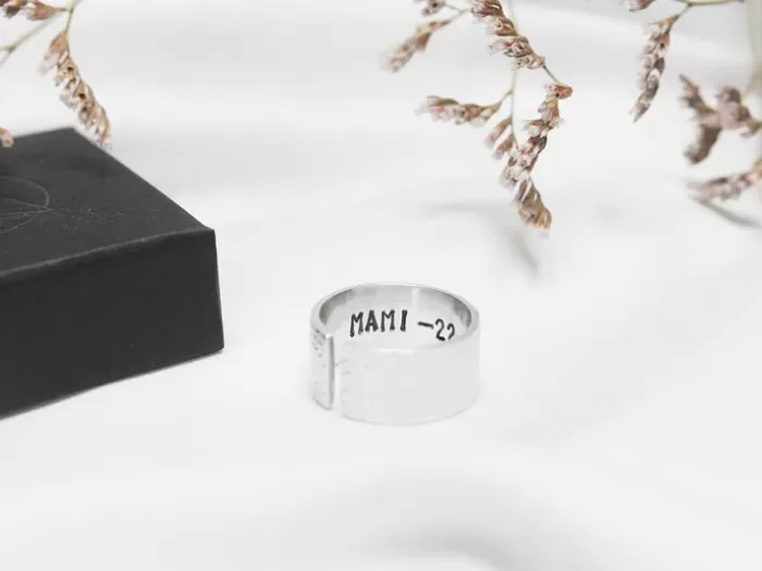 Prstan z napisom na notranji strani