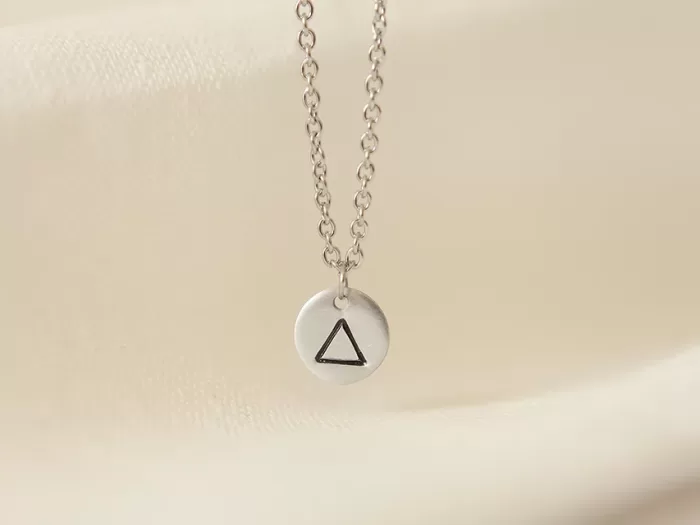 Minimalistična ogrlica s trikotnikom