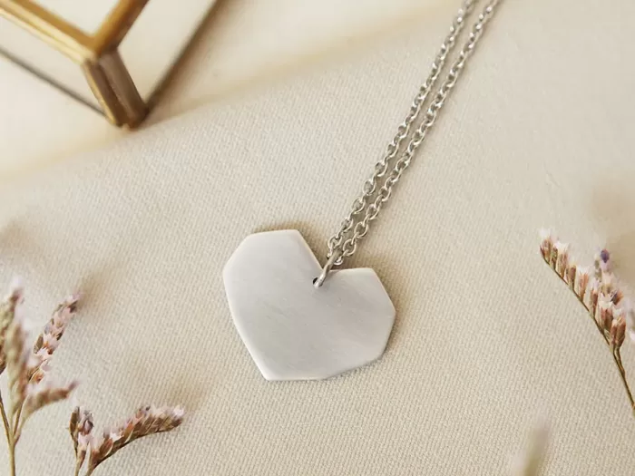 Ogrlica z geometrijskim srčkom