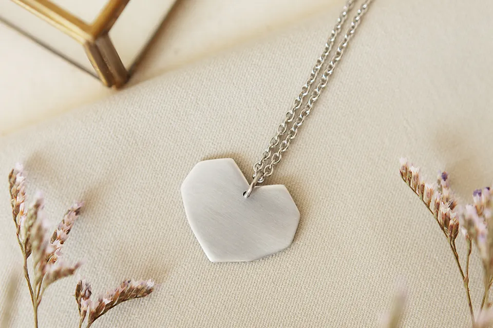 Ogrlica z geometrijskim srčkom