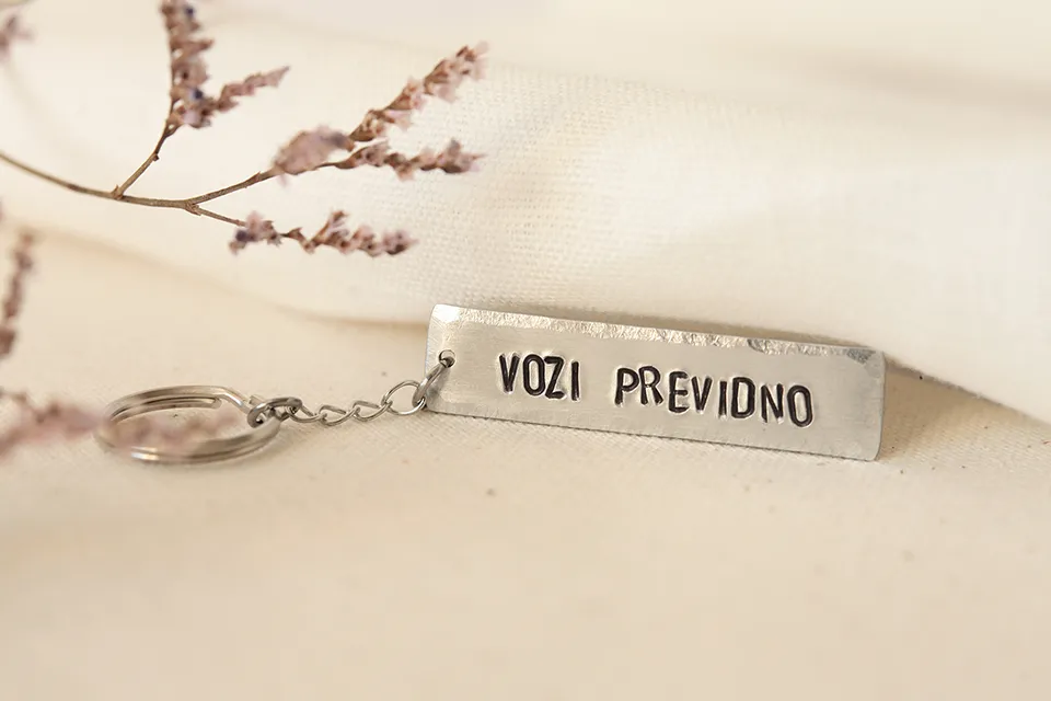 Obesek za ključe Vozi previdno