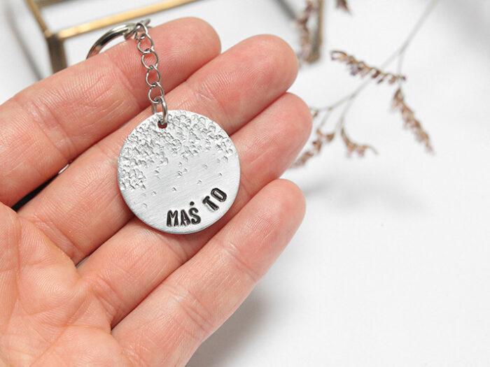 Okrogel obesek za ključe z napisom, po naročilu