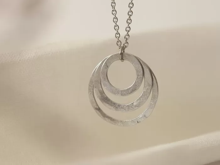 Ogrlica z malim spiralnim obeskom