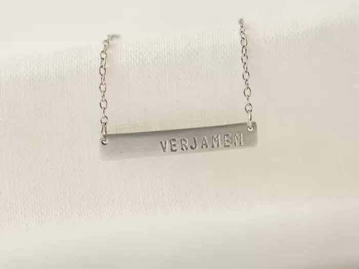 Ogrlica z napisom na ploščici