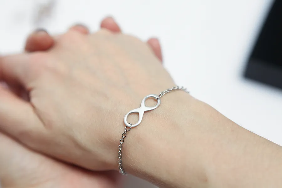 Zapestnica z znakom neskončno