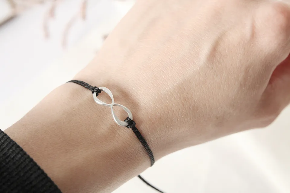 Prilagodljiva zapestnica z znakom neskončno