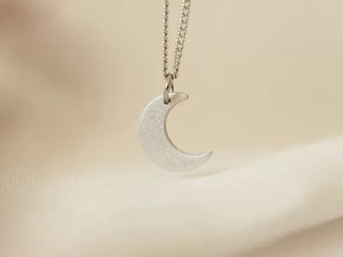 Drobna ogrlica Luna s teksturo