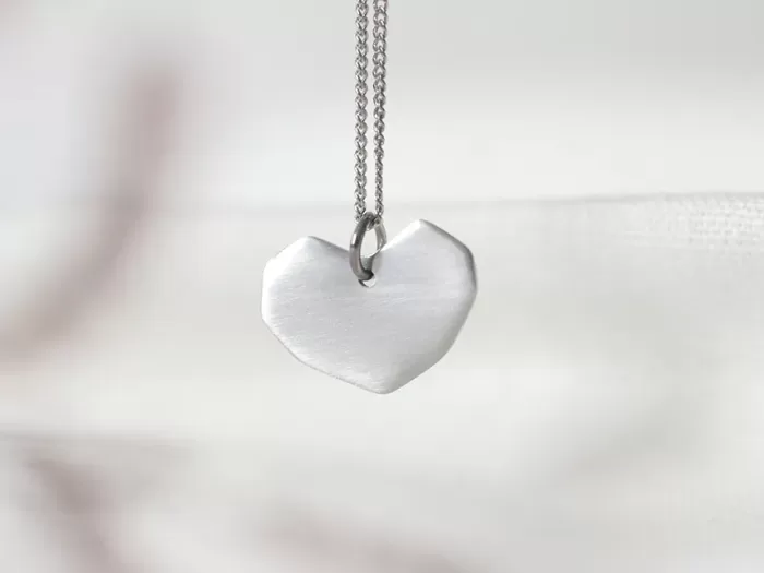 Ogrlica z drobnim geometrijskim srčkom