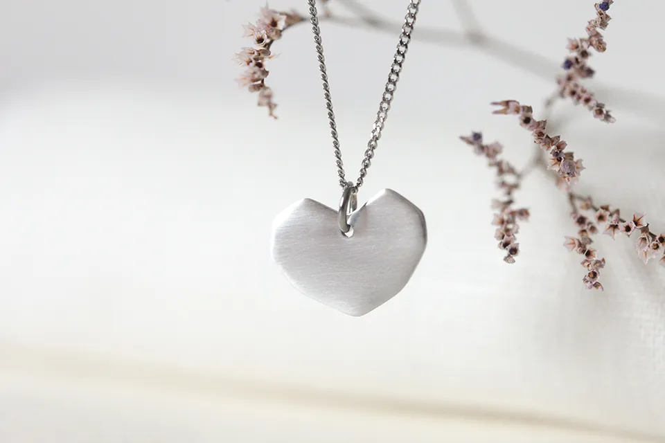 Ogrlica z drobnim geometrijskim srčkom