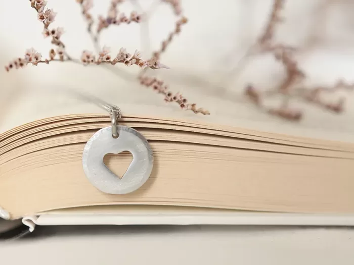 Ogrlica z okroglim obeskom z izrezanim srčkom